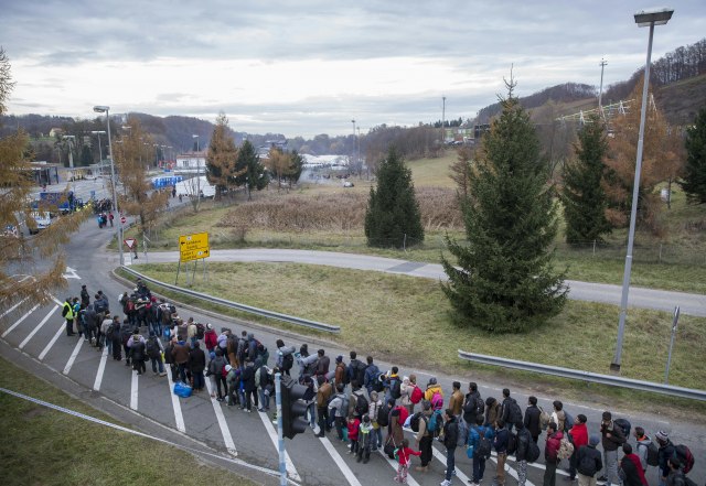 Vojnici "brane" slovenaèku granicu od migranata
