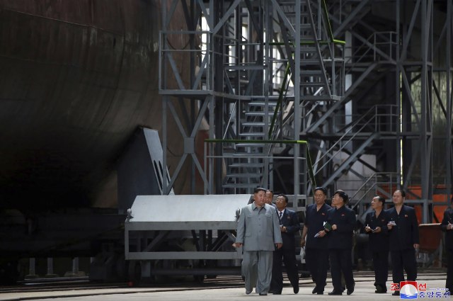 Kim obišao novu podmornicu, tik pred vežbe Južne Koreje i SAD