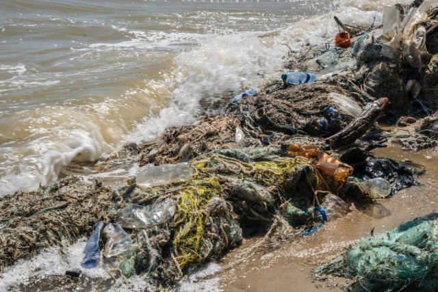 Plastične kese, flaše i ostalo đubre pluta po vodi: Ovo je najzagađenije more