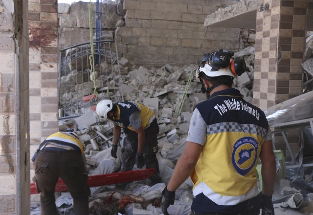 Potresan snimak: Beba visi sa raketirane zgrade u Siriji, sestra je drži za majicu FOTO