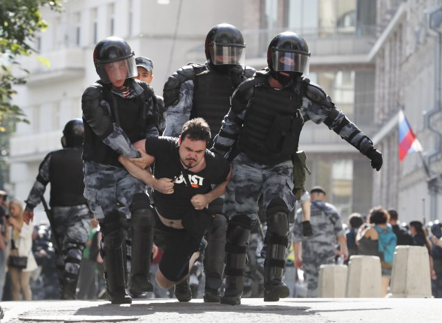 300 uhapšenih na nedozvoljenom protestu u Moskvi FOTO