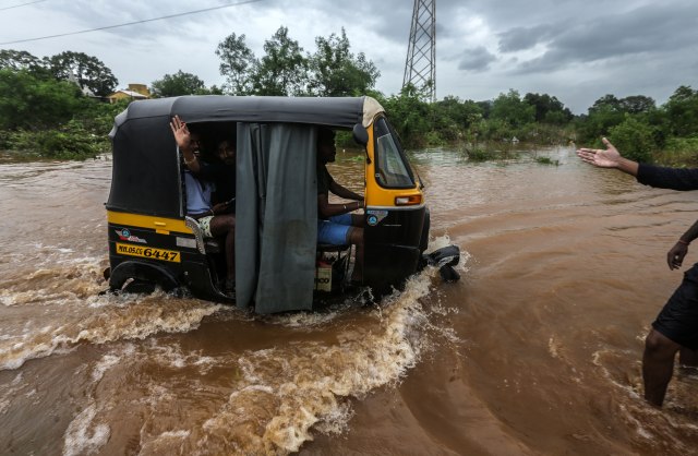 Indija: Spasioci evakuisali 700 putnika iz poplavljenog voza
