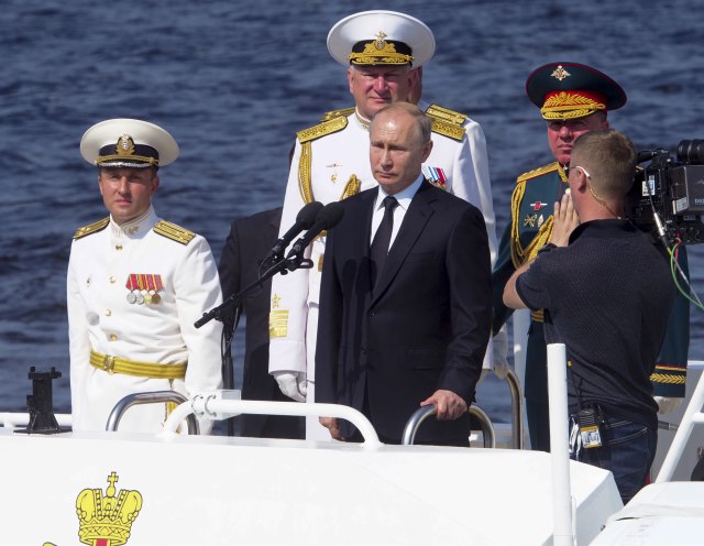 Parada ruskih ratnih brodova u Sankt Peterburgu: "Flota snažne, suverene države"