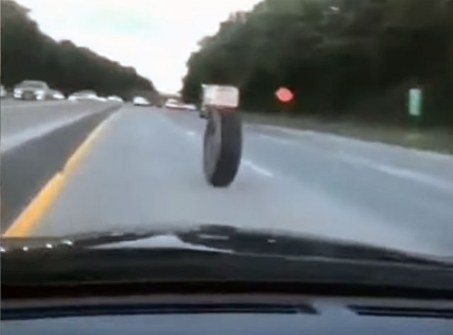 Trenuci u kojima smo nemoæni – kad kamionu otpadne toèak na autoputu VIDEO