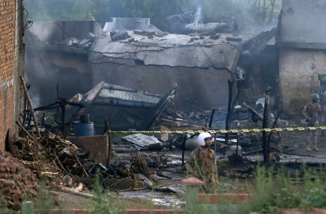 Vojni avion srušio se na naselje i eksplodirao: Ima mrtvih, povreðenih i zarobljenih VIDEO/FOTO