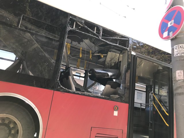 Eksplozija u gradskom autobusu na Dedinju, šestoro povreðeno FOTO/VIDEO