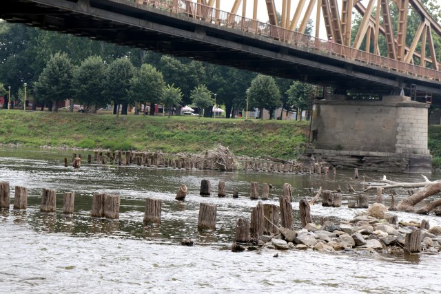 Pao vodostaj Velike Morave, ne pomažu kiše; Isplivali delovi mosta iz doba Turaka FOTO
