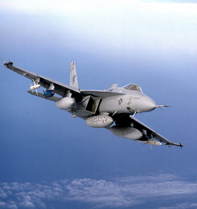 Otkriveno čiji je F-18 koji se približio avionu sa ruskim ministrom odbrane