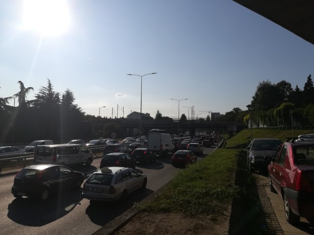 Beograđani, naoružajte se strpljenjem: Saobraćajni kolaps u većem delu grada FOTO