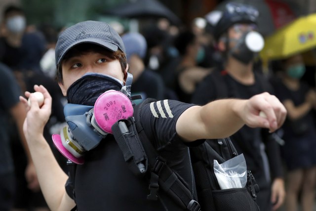 Hongkong: 20 demonstranata uhapšeno posle sukoba sa policijom