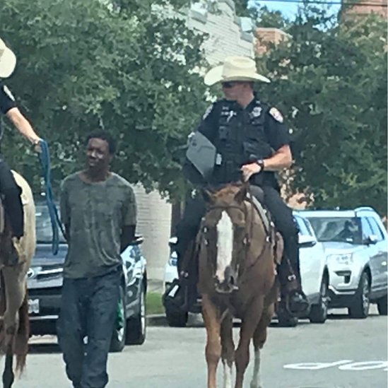 Skandal u Teksasu: Policajac na konju vodi privedenog Afroamerikanca na povocu