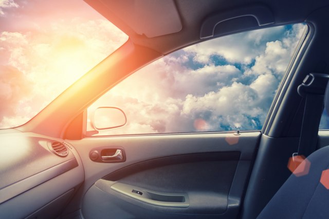 Stigle tropske temperature – izbegnite toplotni udar u automobilu