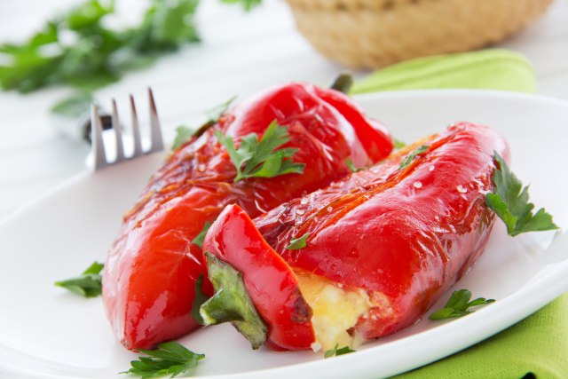 Punjene paprike sa sirom idealne su za lagani letnji ručak