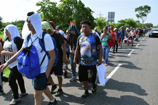 AP: Najmanje 40.000 migranta na granici SAD i Meksika