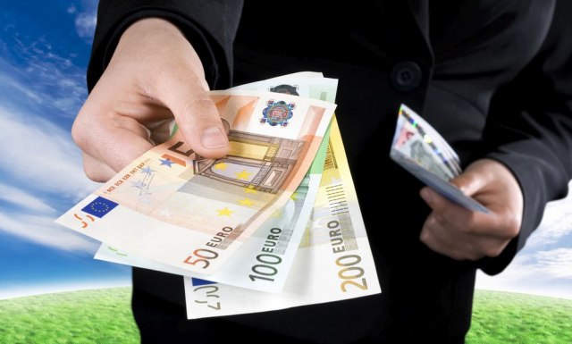 Misteriozni dobrotvor deli novac i pomaže ljudima: U džakovima do 100.000 evra