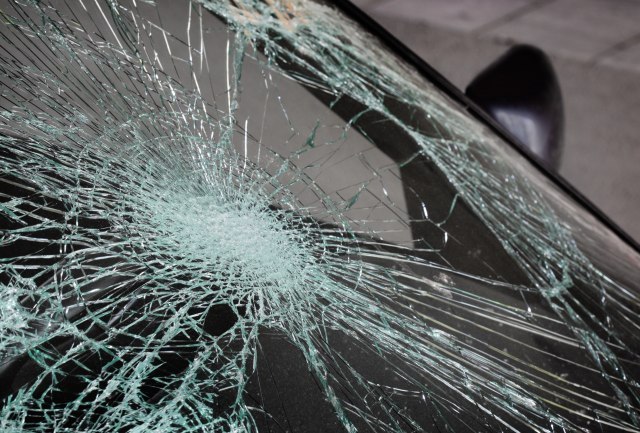 Vrbas: Mladići sa nadvožnjaka bacali kukuruz i betonski blok, oštetili 7 automobila