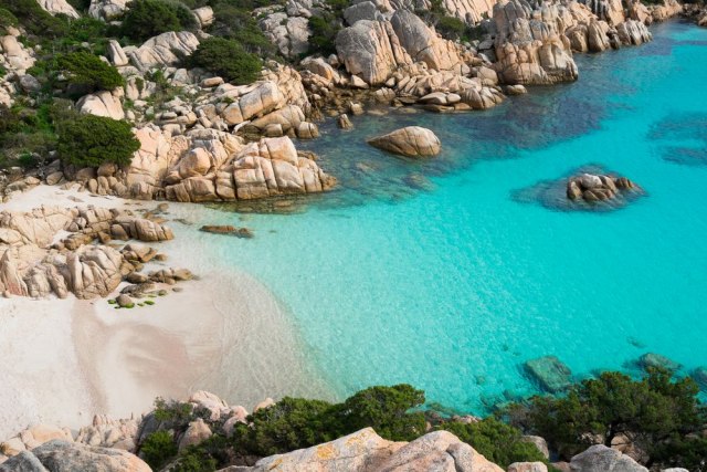 Pesak koji turisti ponesu za uspomenu vraća se na plaže Sardinije