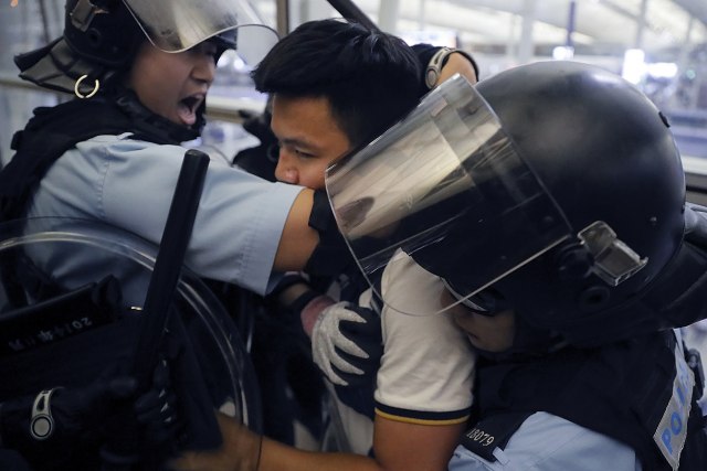 Napeto: Okršaj demonstranata i policije na aerodromu u Hongkongu FOTO/VIDEO
