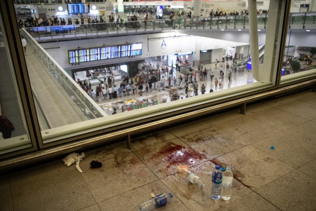 Peking osuðuje "skoro terorizam" na aerodromu u Hongkongu