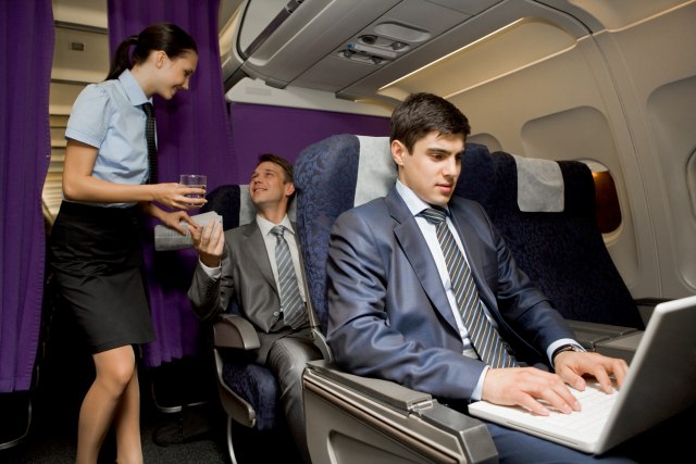 Stjuardesa otkrila genijalan trik kako izaći na kraj s pijanim putnikom