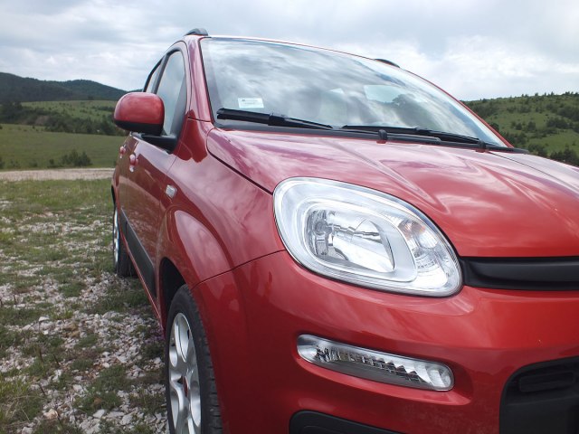 Koštaju nas 800 miliona svake godine: Da li æe ukinuti registracione nalepnice?