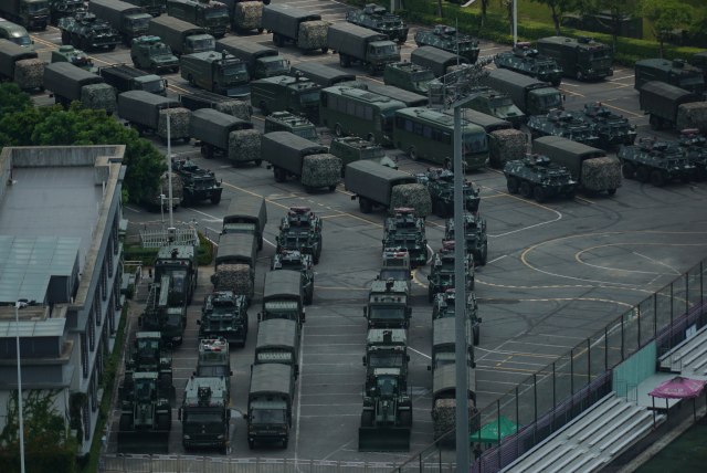Novi snimci gomilanja kineske paravojne snage kod Hongkonga FOTO