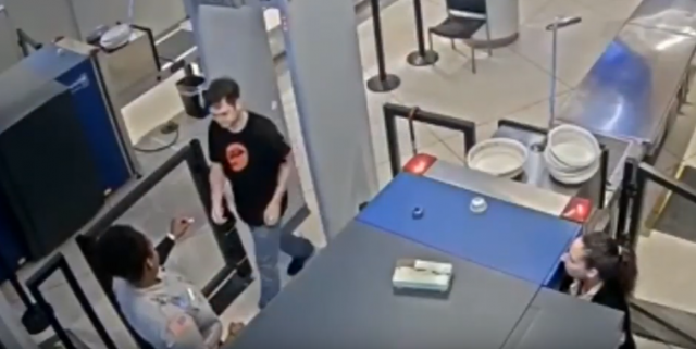 Radnica aerodroma uvredila putnika, pa dobila otkaz: "Ti si ružan" VIDEO