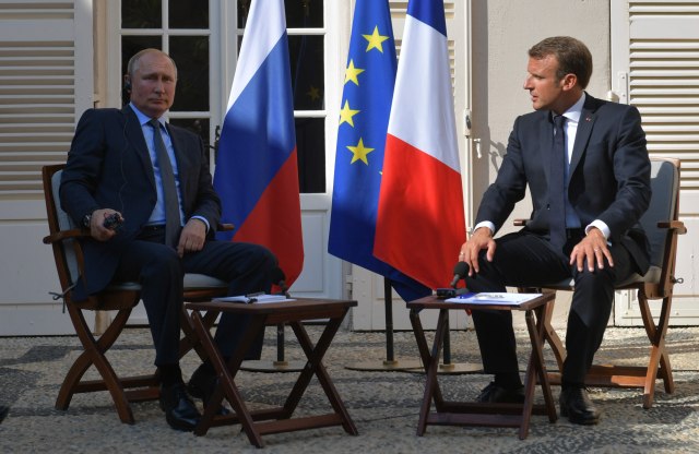 Putin i Makron razgovarali u tvrðavi iza zatvorenih vrata