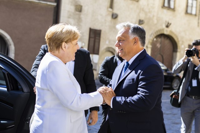 Orban i Merkelova zakopali "ratne sekire", obeleženo 30 godina od pada Gvozdene zavese