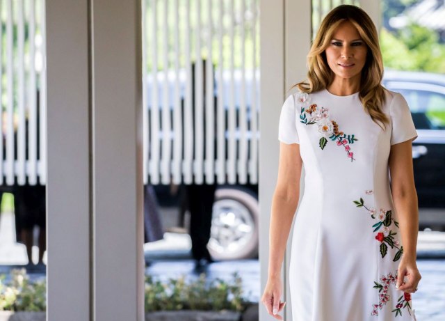 Prva dama SAD u opuštenom izdanju: Elegantne cipele i bela majica su pun pogodak FOTO