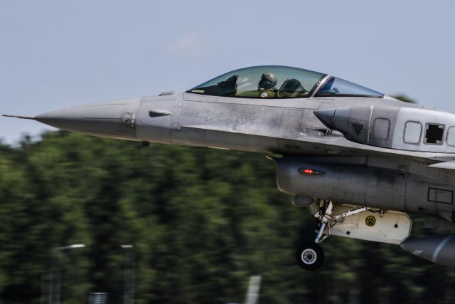 "Tango" na albanskom nebu: Tri bombardera F16 izvela trenažne letove