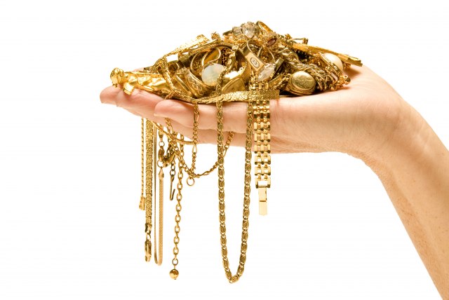 Batrovci: Par pokušao da prokrijumèari više od pola kilograma zlatnog nakita