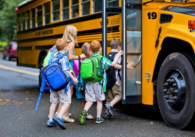 Prevoznici da se spreme: Pravilnik o prevozu dece od 1. septembra