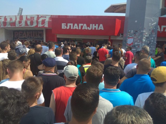 Devojka kolabirala u koloni ispred stadiona "Rajko Mitiæ"