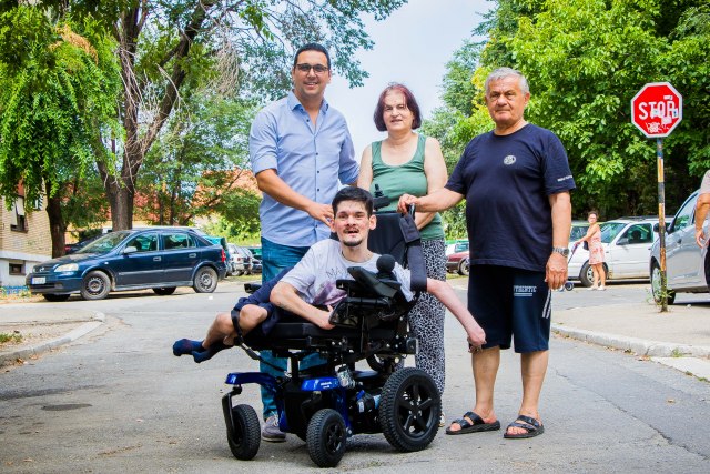 CarGo donirao elektromotorna kolica mladiću sa cerebralnom paralizom
