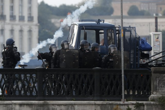 Francuska policija vodenim topom na demonstrante protiv samita G7