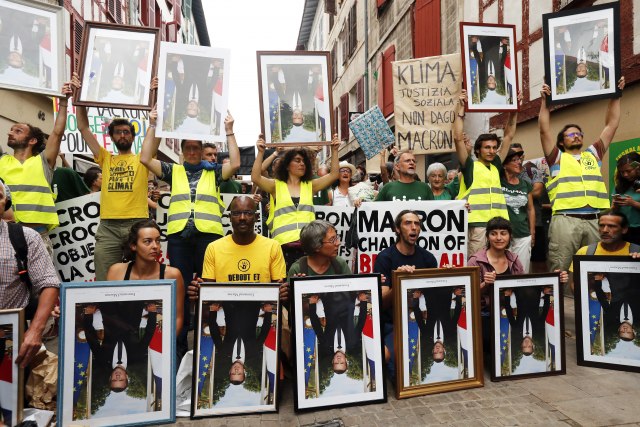 Zašto demonstranti nose Makronove slike okrenute naopako FOTO