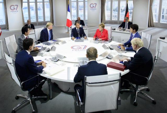 Napeto na G7