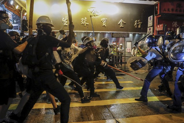 Protest u Hongkongu: Policija upotrebila pravu municiju i vodene topove