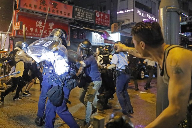 Hongkong: Policija poèela i da puca, zvaniènici opravdali potez kolega