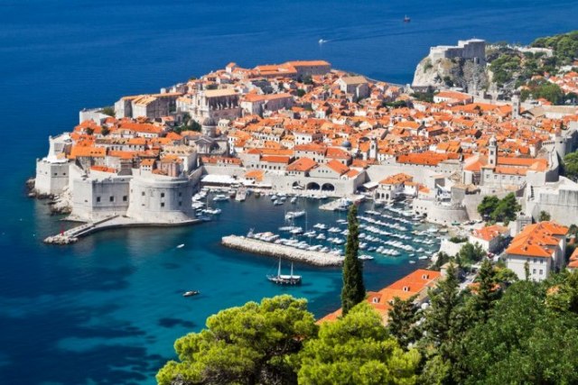 Nema kupanja kod Dubrovnika, morem plivaju fekalije