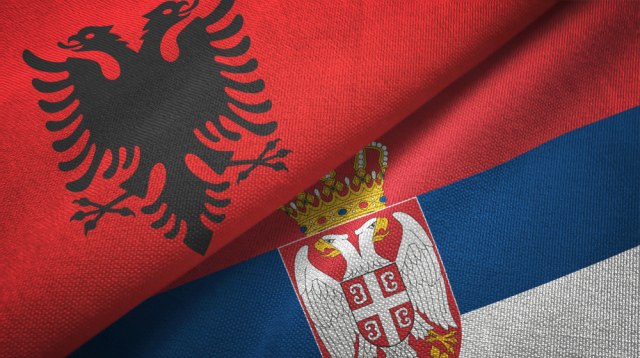 Srpska i albanska zastava jedna pored druge na beogradskom bazenu FOTO