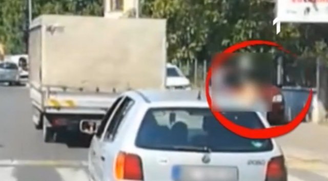 Kažnjena majka koja je vozila dete po Beogradu na prozoru automobila