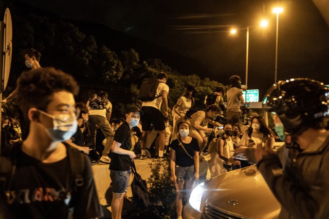 Srednjoškolci u "ljudskim lancima", blokiraju taèke kljuène za život Hongkonga