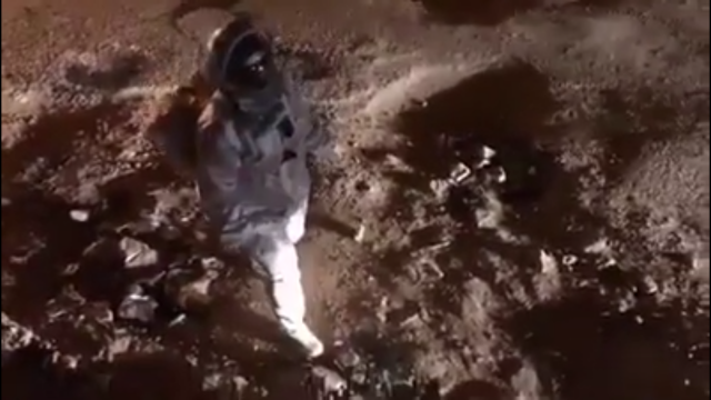 Neobièan potez umetnika: "Hodao na Mesecu" da bi skrenuo pažnju na problem VIDEO