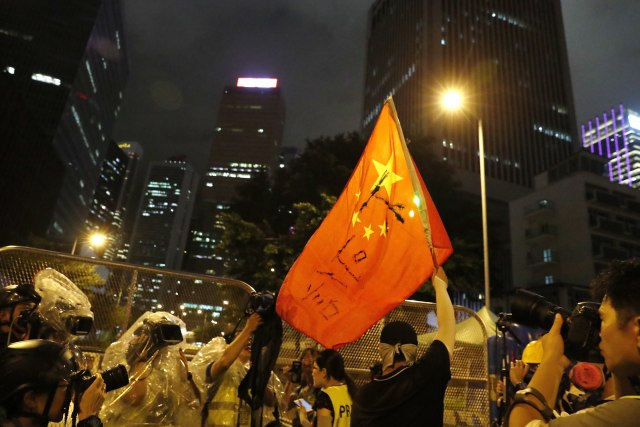 Hongkong: Zastavama Kine udarali demonstrante VIDEO