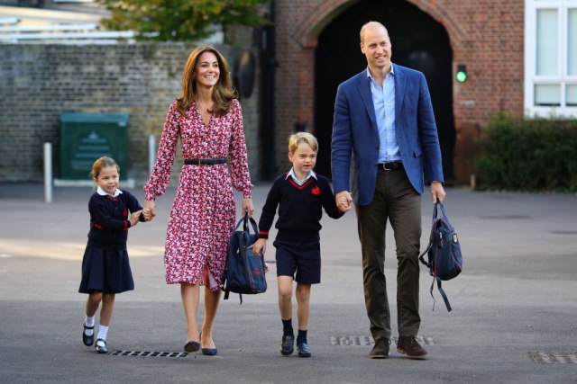 Džordž i Šarlota krenuli u školu u pratnji roditelja, princezi je ovo prvi dan u školskoj klupi FOTO