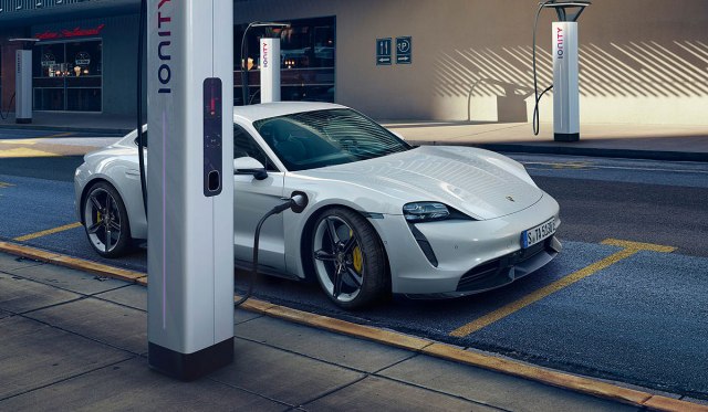 Električni okršaj: Porsche vs Tesla – ko će izaći kao pobednik?