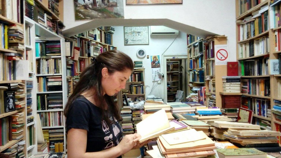 Moderna bibliotekarka: Devojka sakuplja knjige za seoske škole i bolnice