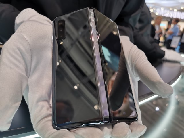 "Savitljivi" ekran od 2.000 dolara: Samsungov "preklopnik" konaèno u našim rukama FOTO